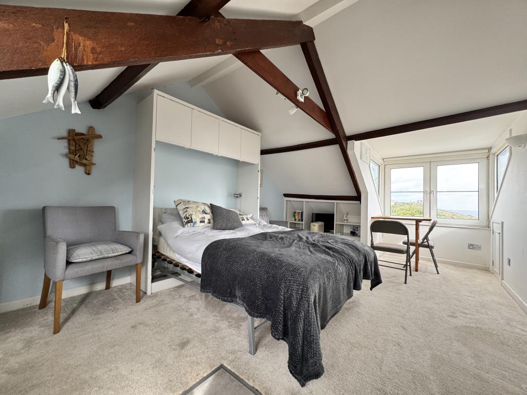 Lot: 114 - STUDIO FLAT CLOSE TO BEACHES - Open plan studio